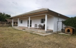 A one-storey newly built house in the village of Hotnitsa