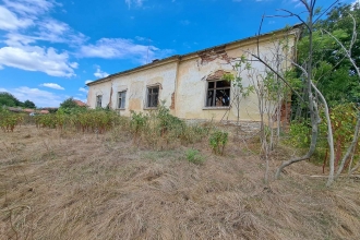 A spacious building 286sq.m. with a large garden 15km away from Pavlikeni