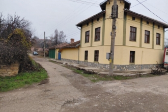 Прекрасен имот с четири спални в с.Лесичери