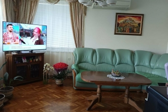 Жилище, гараж, два сутерена и двор в широкия център на града 