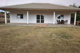 A one-storey newly built house in the village of Hotnitsa
