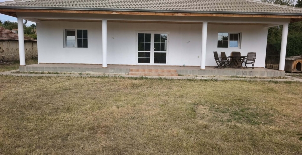 A one-storey newly built house in the village of Hotnitsa